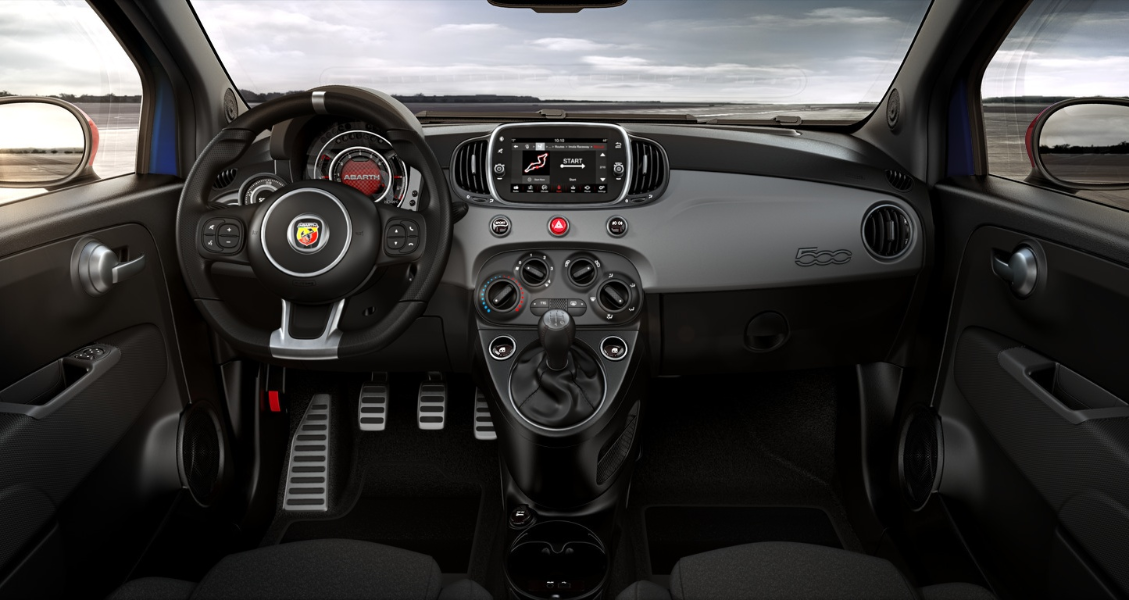 noleggio abarth 500 interni